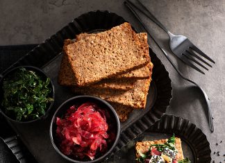 Bruschette con cavolo nero, cipolle caramellate e provolone ai semi