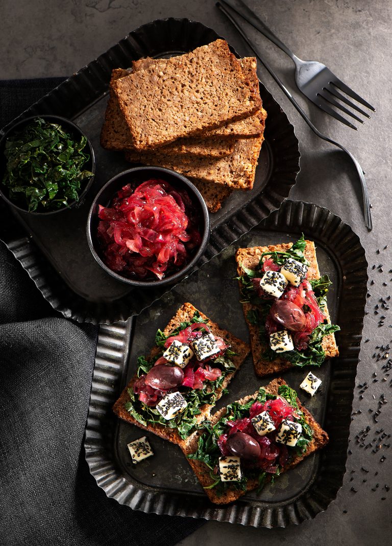 Bruschette con cavolo nero, cipolle caramellate e provolone ai semi