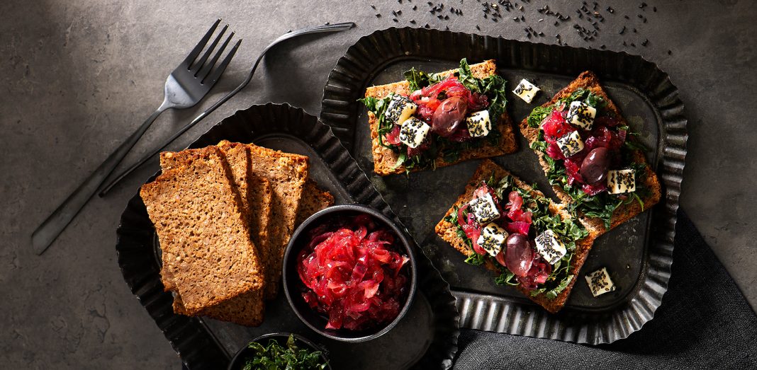 Bruschette con cavolo nero, cipolle caramellate e provolone ai semi