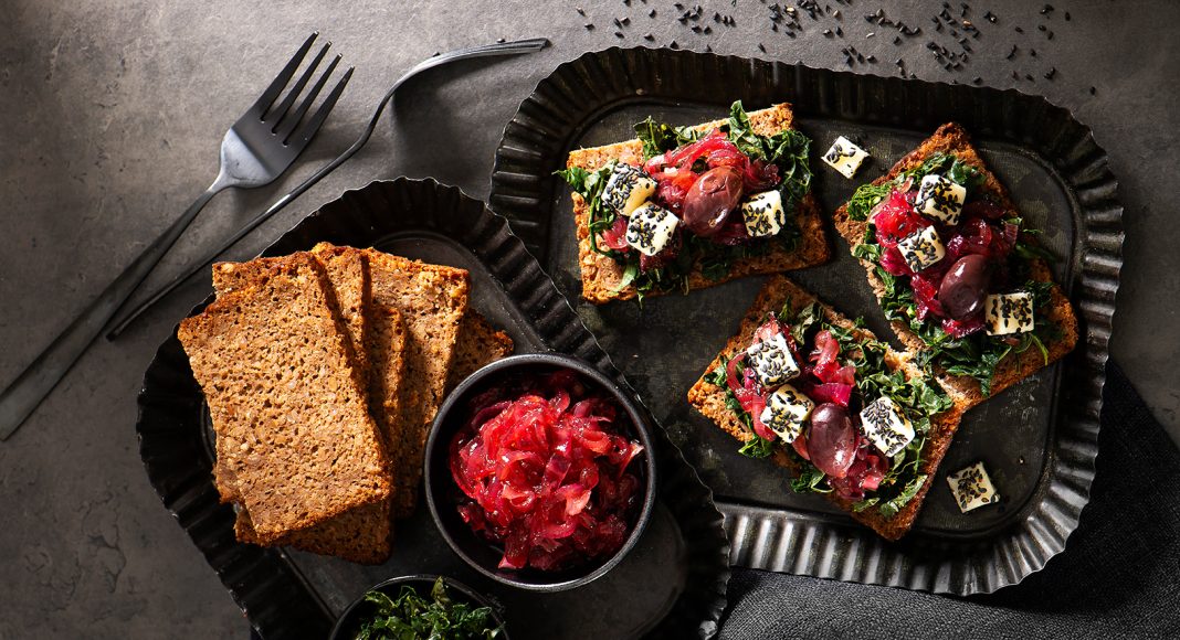 Bruschette con cavolo nero, cipolle caramellate e provolone ai semi
