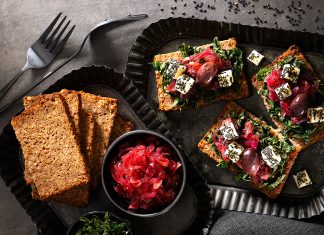 Bruschette con cavolo nero, cipolle caramellate e provolone ai semi