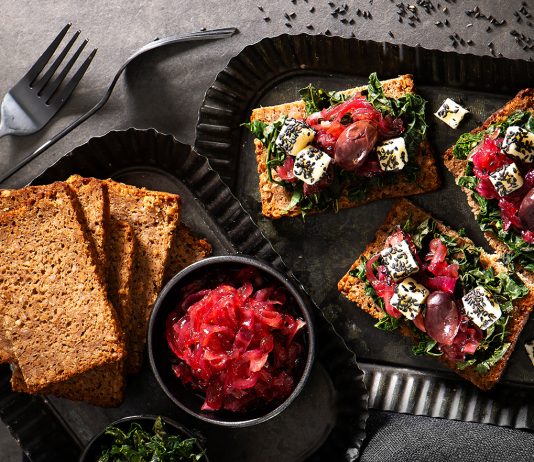 Bruschette con cavolo nero, cipolle caramellate e provolone ai semi