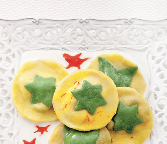 ravioli-stella-radicchio Ravioli a stella di radicchio rosso e nocciole con salsa di taleggio