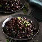 Riso venere al timo in crema di lenticchie nere