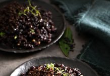 Riso venere al timo in crema di lenticchie nere