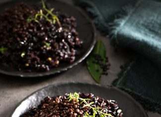 Riso venere al timo in crema di lenticchie nere