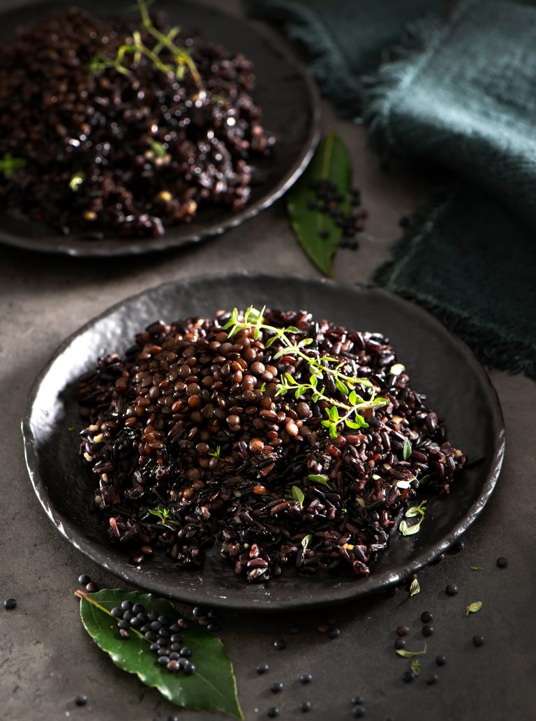 Riso venere al timo in crema di lenticchie nere