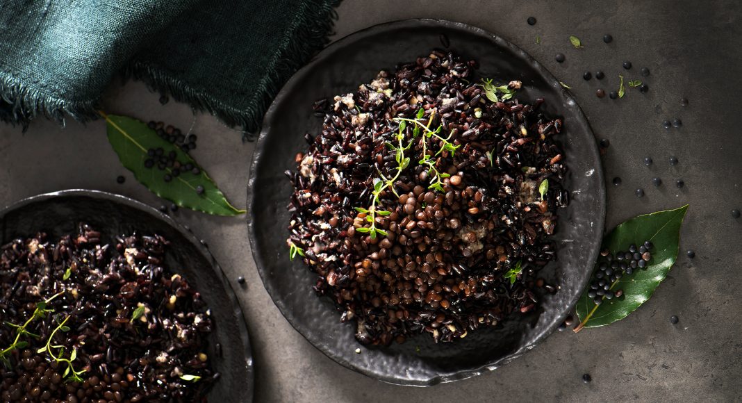 Riso venere al timo in crema di lenticchie nere