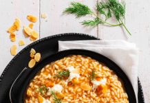 Risotto al fondo bruno veg con squacquerone e mandorle