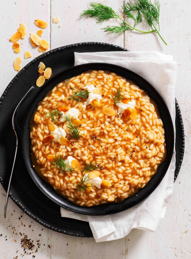 Risotto al fondo bruno veg con squacquerone e mandorle