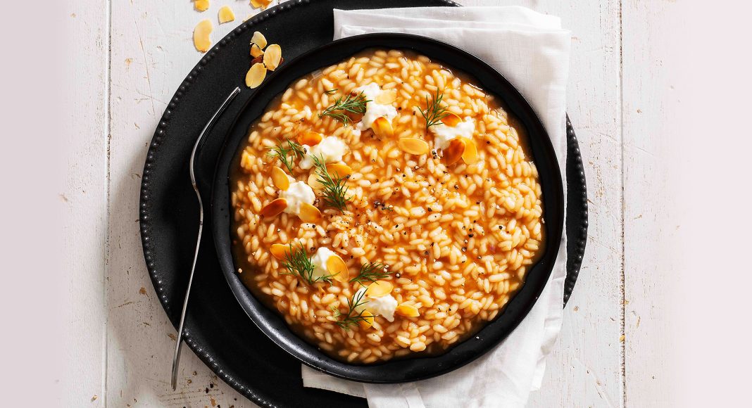 Risotto al fondo bruno veg con squacquerone e mandorle