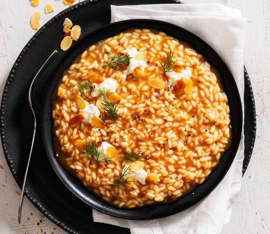 Risotto al fondo bruno veg con squacquerone e mandorle
