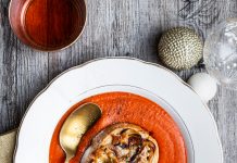 Vellutata di zucca e fagioli corona con crostini alle noci