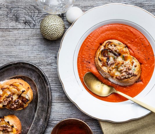 Vellutata di zucca e fagioli corona con crostini alle noci
