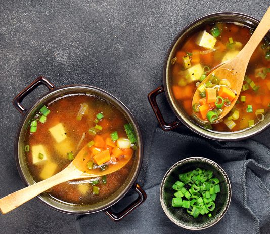 Zuppa light di miso, cipollotti e carote