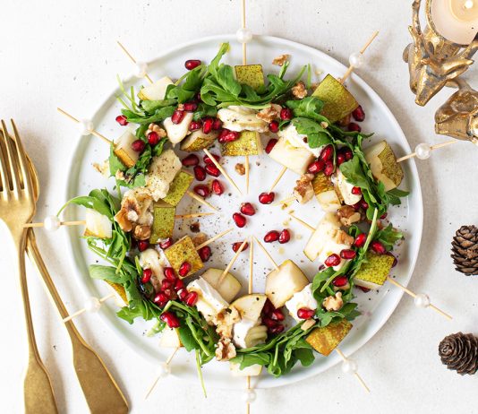 Ghirlanda di mini spiedini con pere, brie e rucola