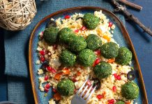 Polpettine verdi su tabulè ricco con feta, pistacchi e melagrana
