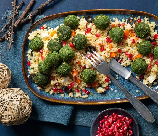 Polpettine verdi su tabulè ricco con feta, pistacchi e melagrana