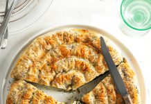 Spanakopita a spirale con verza, spinaci e feta