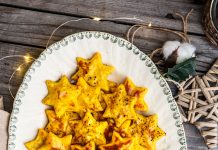 Stelle di patate con pecorino, curcuma e pepe