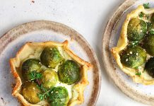 Tartellette salate al sesamo con crescenza e cavoletti