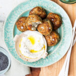 Polpette di carciofi e feta ai semi di papavero