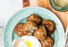 Polpette di carciofi e feta ai semi di papavero