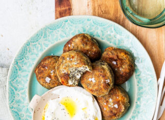 Polpette di carciofi e feta ai semi di papavero