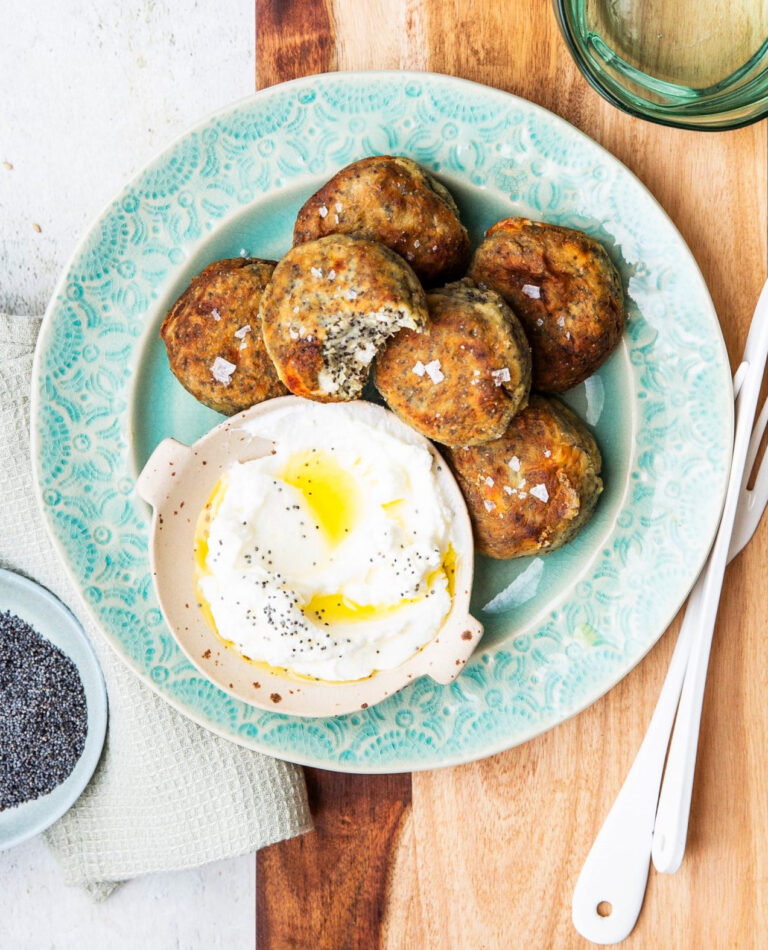 Polpette di carciofi e feta ai semi di papavero