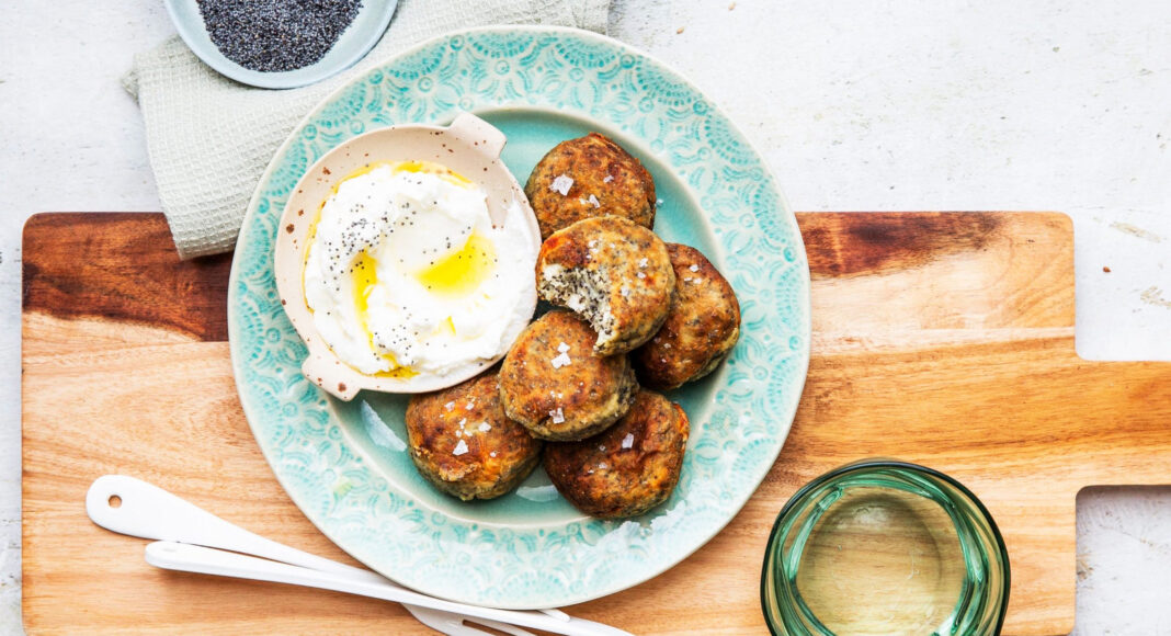 Polpette di carciofi e feta ai semi di papavero