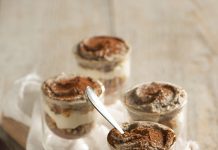 Tris di mousse con crumble di mandorle