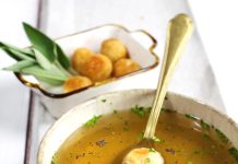 Consommé vegetale con polpettine di parmigiano