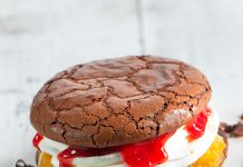Brownie burger con ricotta all'arancia
