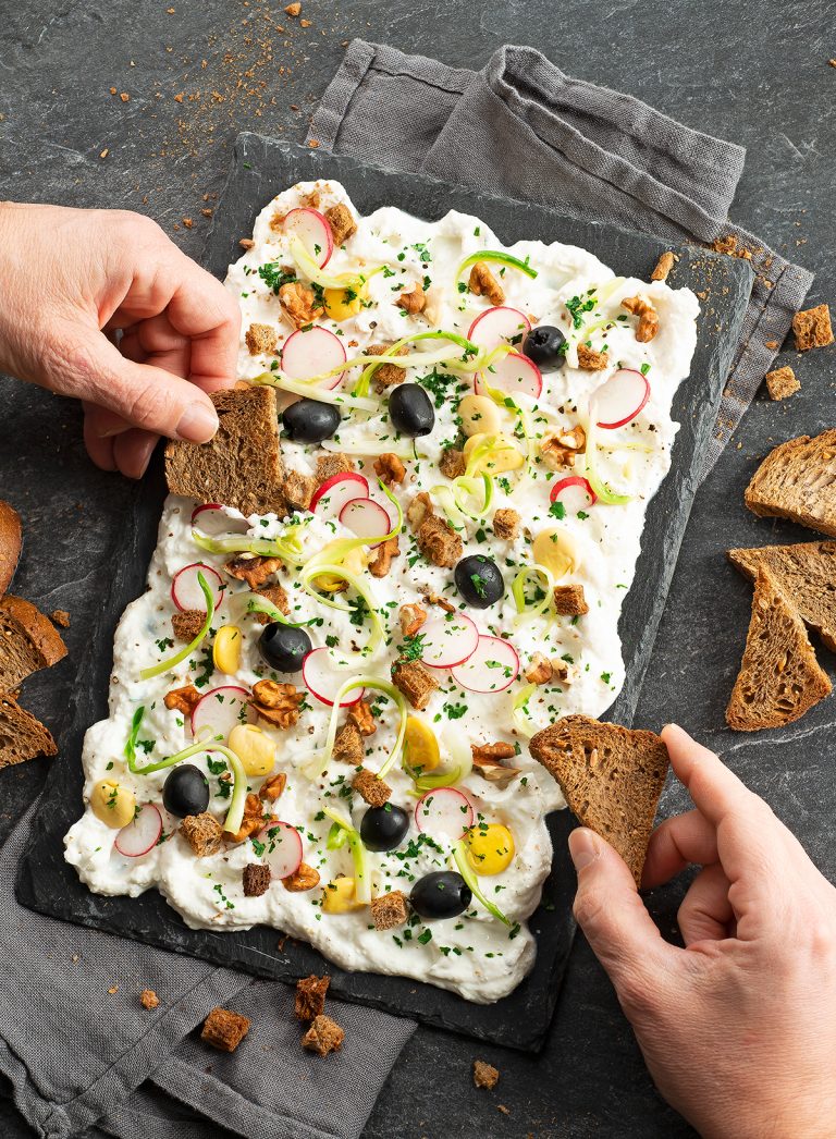 feta-board Feta board con puntarelle, noci e ravanelli