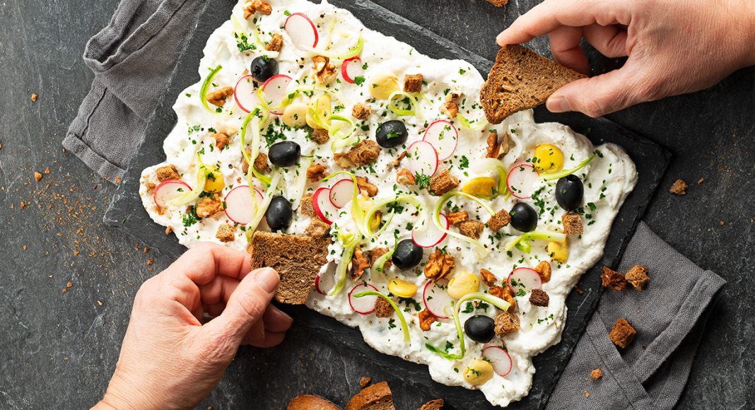 Feta board con puntarelle, noci e ravanelli