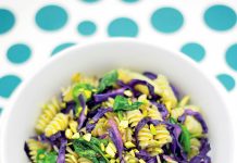 Fusilli di mais con cavolo cappuccio, spinaci e pistacchi