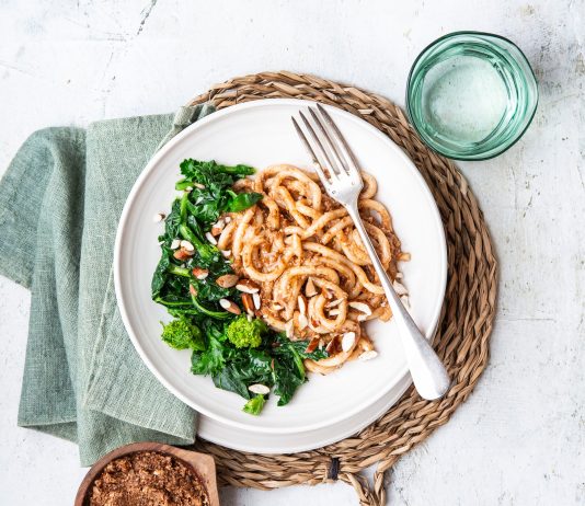 Noodle con pat&egrave; di semi