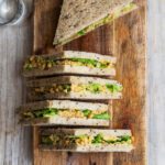 Vegan tuna salad sandwich con ceci e scarola