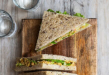 Vegan tuna salad sandwich con ceci e scarola