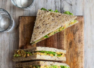Vegan tuna salad sandwich con ceci e scarola