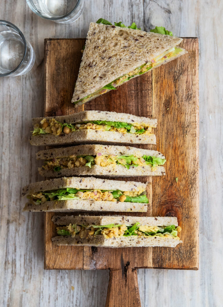 Vegan tuna salad sandwich con ceci e scarola