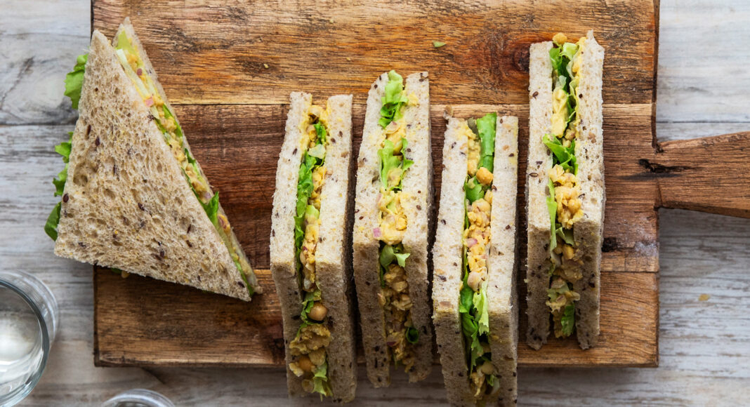 Vegan tuna salad sandwich con ceci e scarola