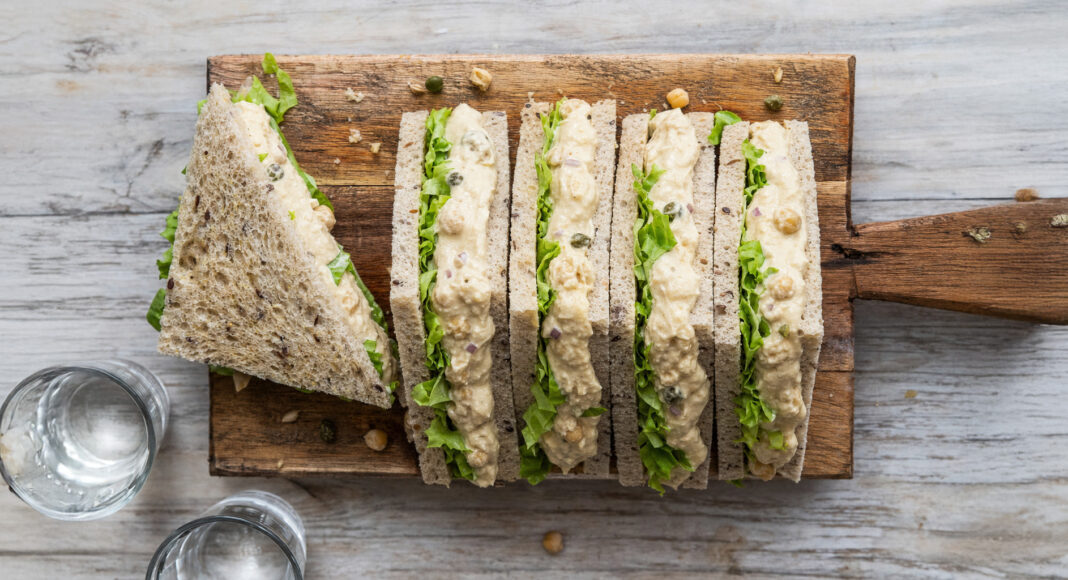 Vegan tuna salad sandwich con ceci e scarola