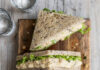 Vegan tuna salad sandwich con ceci e scarola