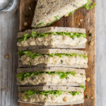 Vegan tuna salad sandwich con ceci e scarola