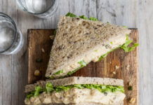 Vegan tuna salad sandwich con ceci e scarola