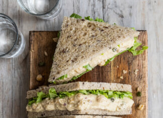 Vegan tuna salad sandwich con ceci e scarola