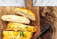 Khachapuri all'origano con uova e formaggio