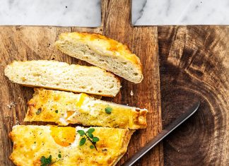 Khachapuri all'origano con uova e formaggio