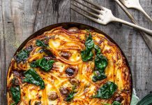 Frittata di spaghetti alla napoletana con spinacini, capperi e olive